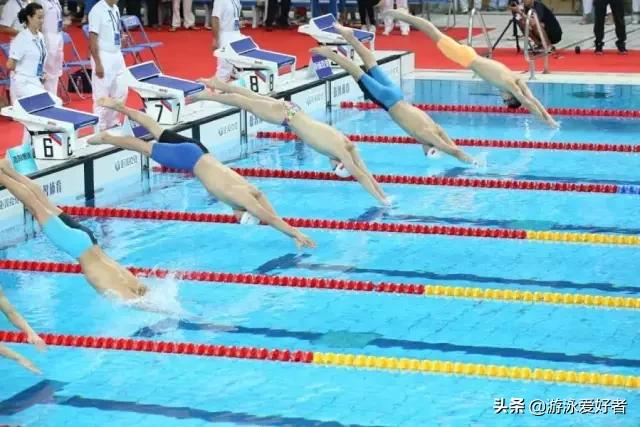 翻滚转身游泳技巧,游泳转身蹬壁技巧