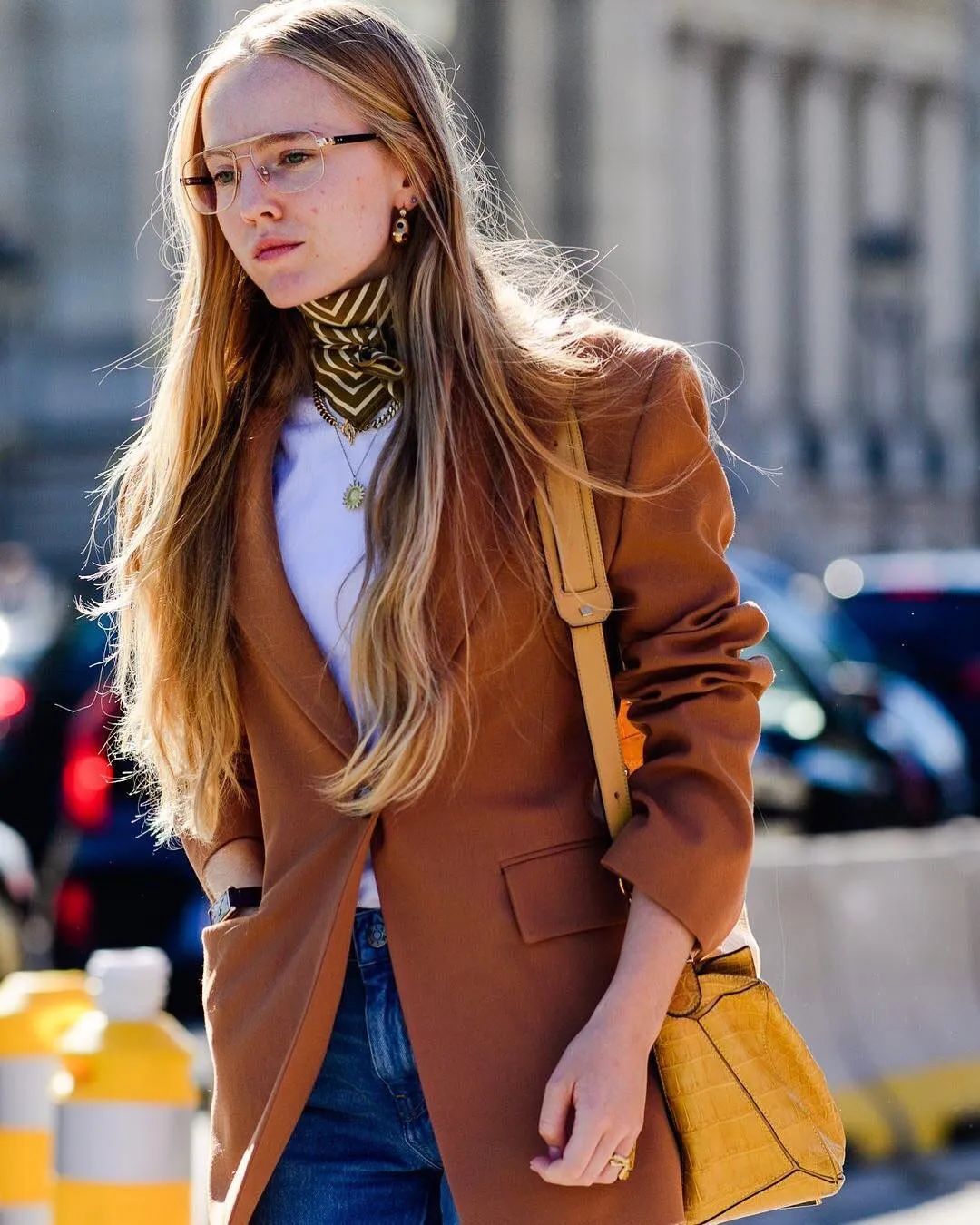 丝巾的5种时髦系法学起来,春季丝巾系法大全搭配大衣