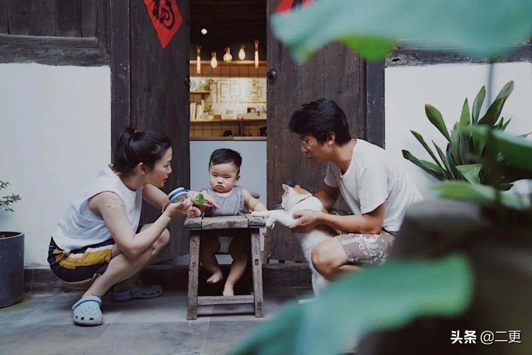 相识27天闪婚，这对逃离大城市的小夫妻，实现“面包爱情”双丰收