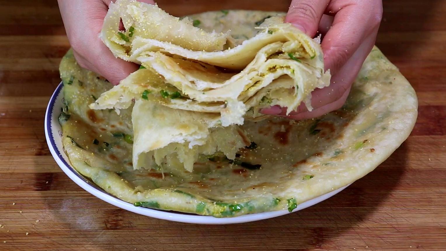 发面葱油饼葱香浓郁柔软多层,切出来的多层葱油饼的做法