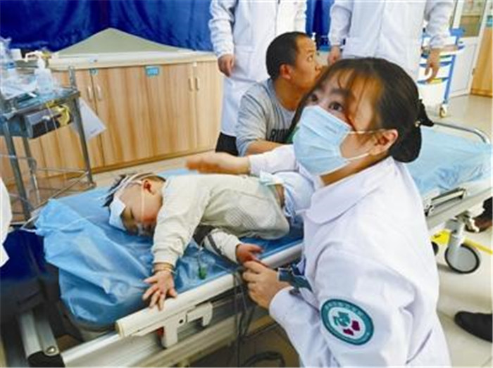 奶奶喂2岁宝宝吃汤圆，宝宝连吃5个，顿时“嘴唇发紫”没了呼吸