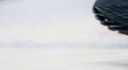 美国阿迪感到了压力！中国战狼刀锋鞋负重前行，国产跑鞋弯道超车