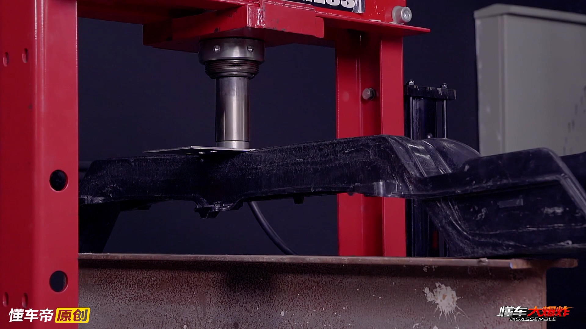 索纳塔第十代拆车,索纳塔10防撞梁和大众防撞梁