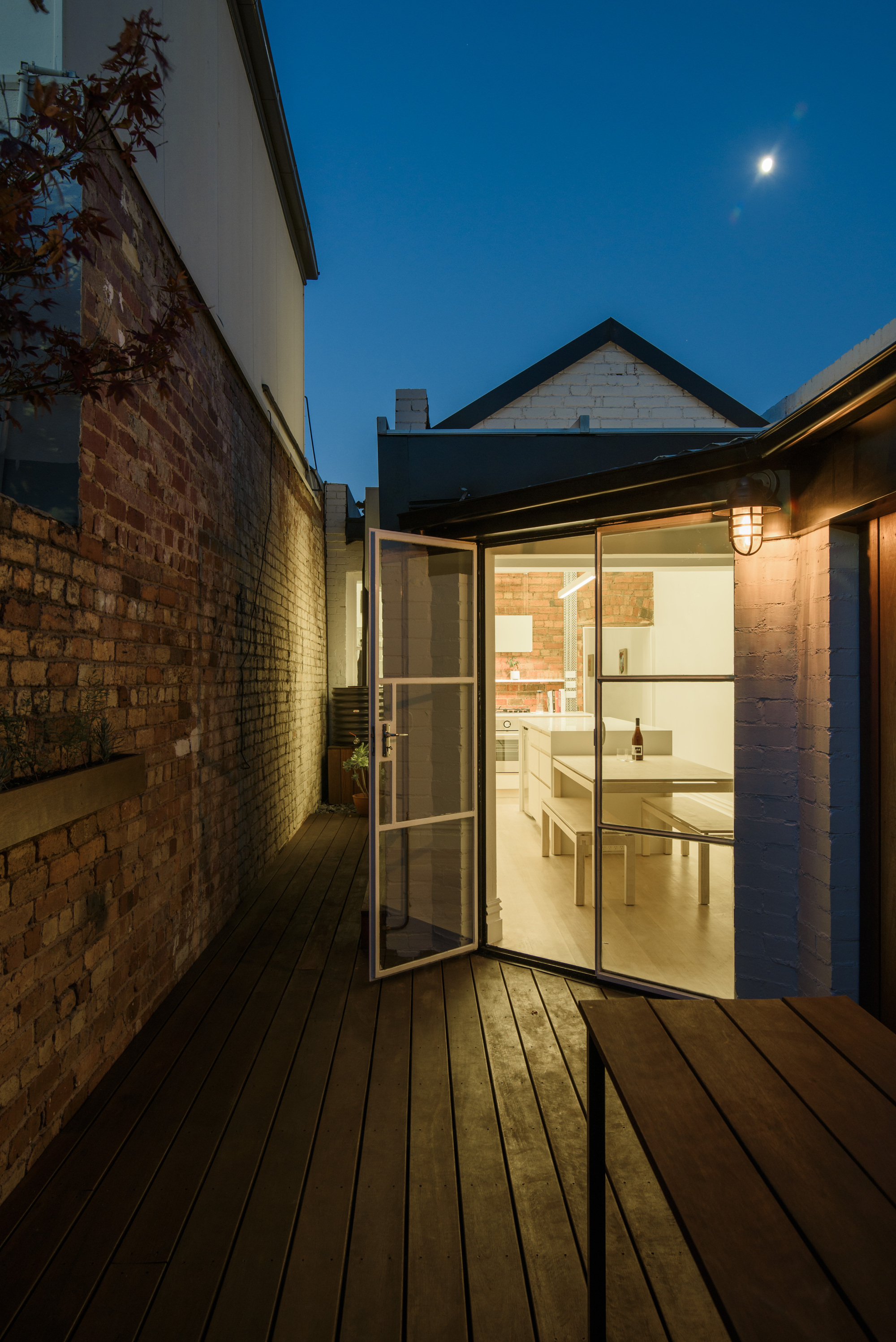 直线式灯光流转的英伦式小屋