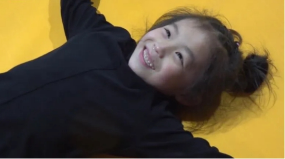 6岁小女孩空翻练出8块腹肌,学生如何练成八块腹肌还有后空翻