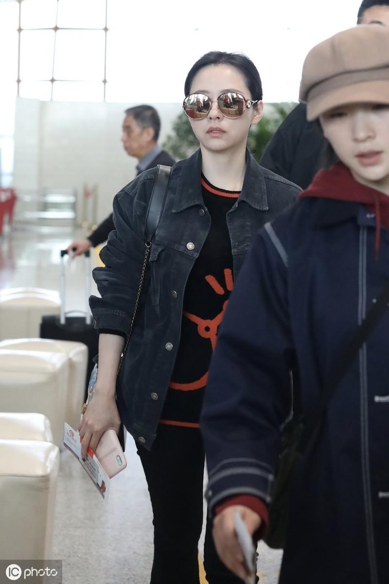 张靓颖的机场穿搭,张靓颖机场街拍蓝色平底鞋