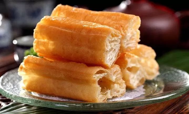 炸油条用酵母怎么炸出来蓬松,炸油条的小窍门不用酵母粉