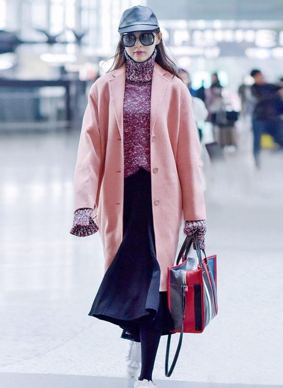 粉色羊毛中长款大衣搭配长裙图片,今年最火粉色大衣搭什么裤子