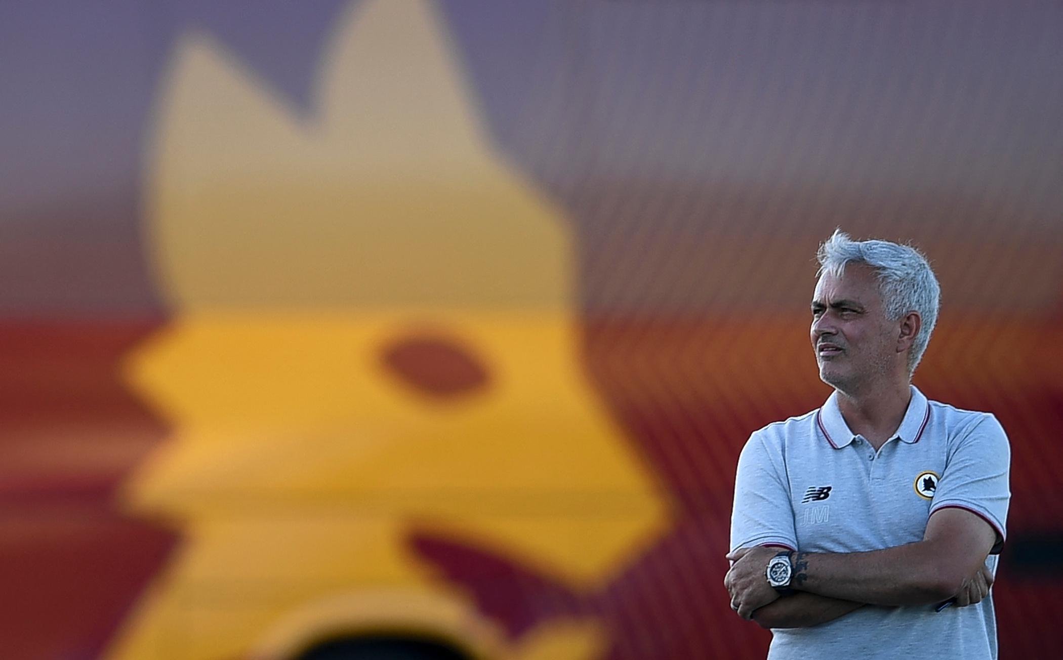 穆里尼奥下令后防重建刻不容缓,穆里尼奥c罗球员通道决裂