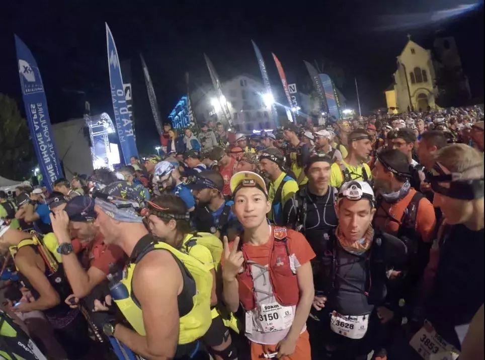 人物|踢着足球跑完首马！他说：做荒唐事才是正经事