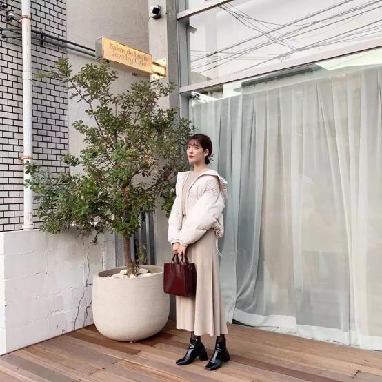 韩系穿搭女生秋冬素人,外套裙子今冬最in混搭