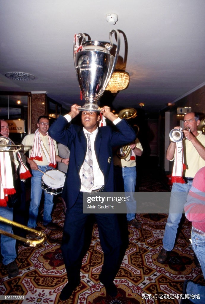 踢翻米兰王朝的贾府少年，身背“杀人犯、强奸犯”恶名的荷兰锋霸