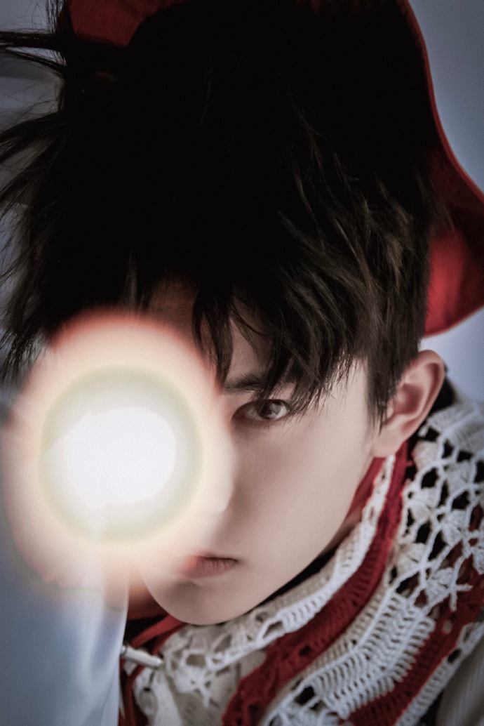 大家对易烊千玺的评价一段话,易烊千玺人物评价简洁