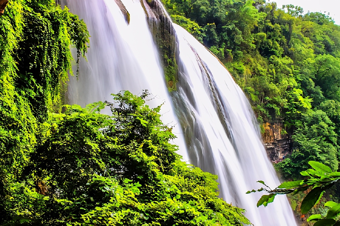 黄果树大瀑布，简直是疑是银河落九天的奇景，壮观而震撼