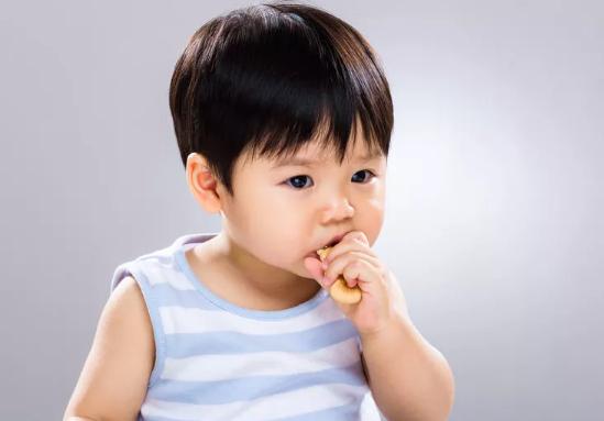 孩子一焦虑就咬指甲,小孩总咬指甲会不会截肢