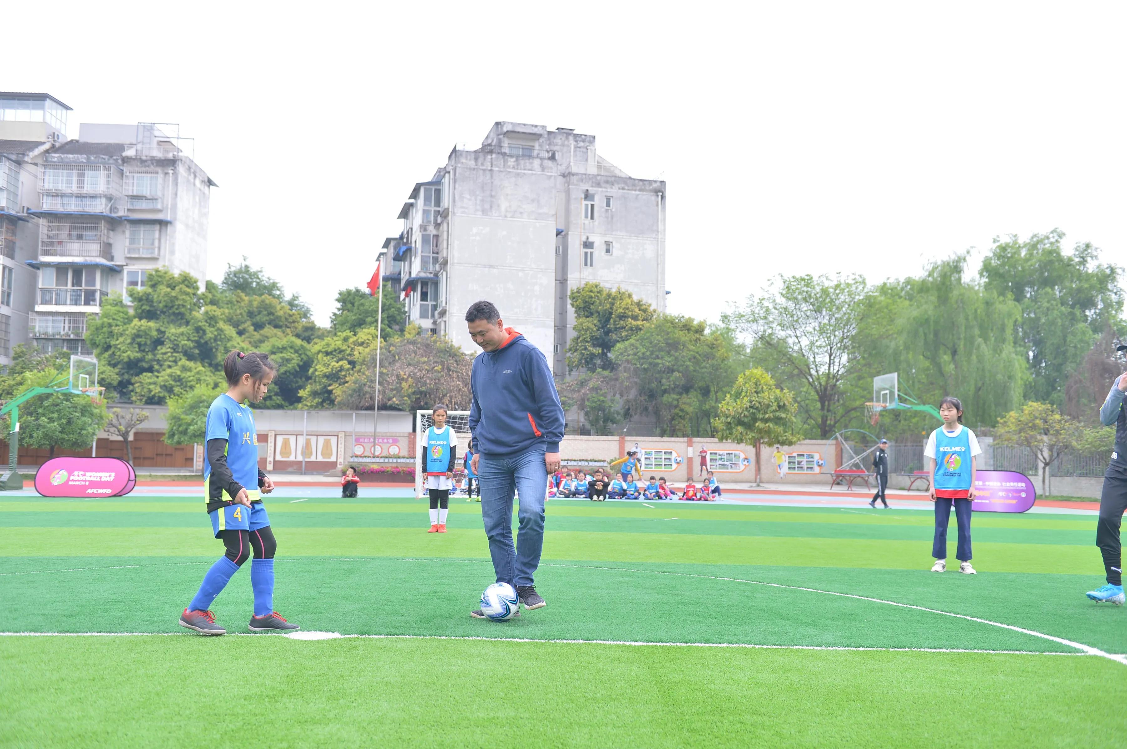 足球赛小学生女子,青少年女孩足球比赛