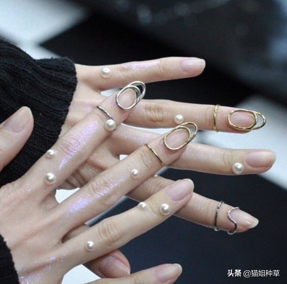 今年秋冬小配饰流行,今年流行款配饰