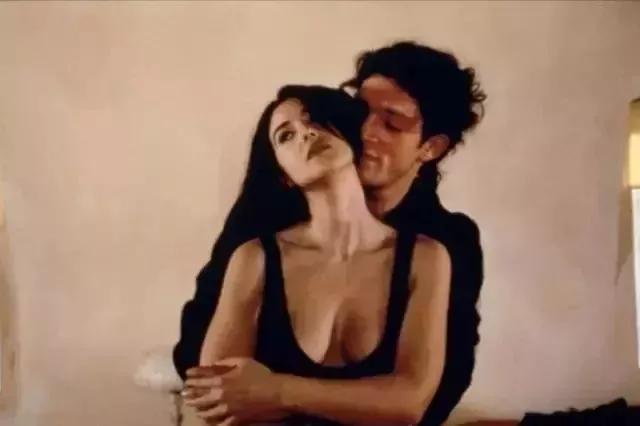 她是全球公认的最性感女神：“裸露”却不情色的人间*物尤**