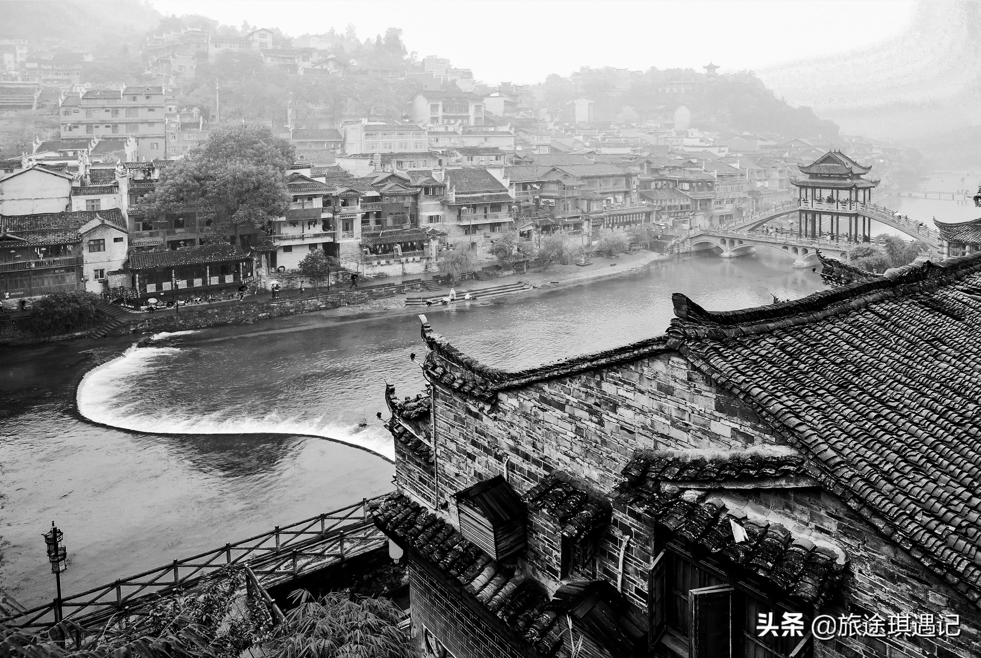 漫步在雨中的凤凰古城,凤凰镇古镇夜景