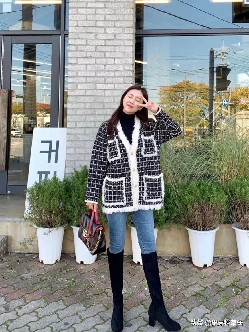 杨幂黑色字母袜王牌对王牌,杨幂格子衫高筒靴秀逆天长腿