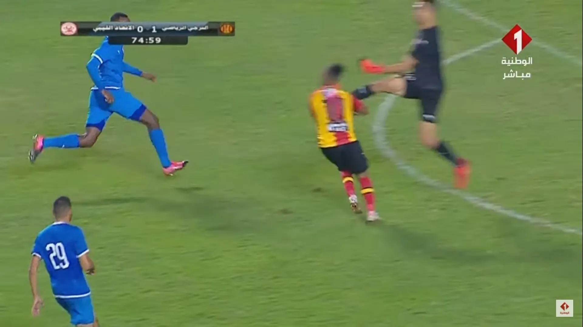 足球热话︱非冠杯惊现「死亡飞脚」守门员鞋钉直插对手颈椎领红