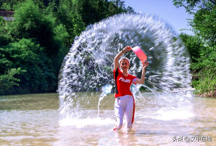 2020汉中水上表演,城固二里泼水