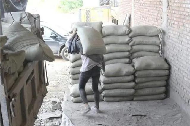 靠卖惨走红的水泥姐,靠卖惨走红的水泥妹现状