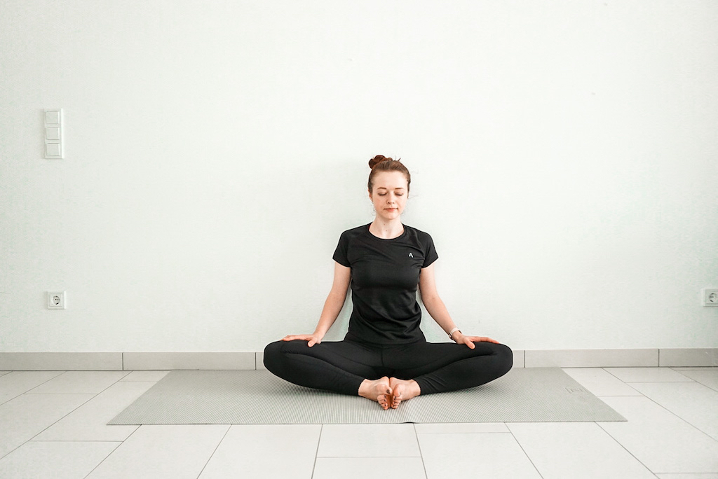 莲花盘坐的训练方法,莲花坐单盘腿怎么练