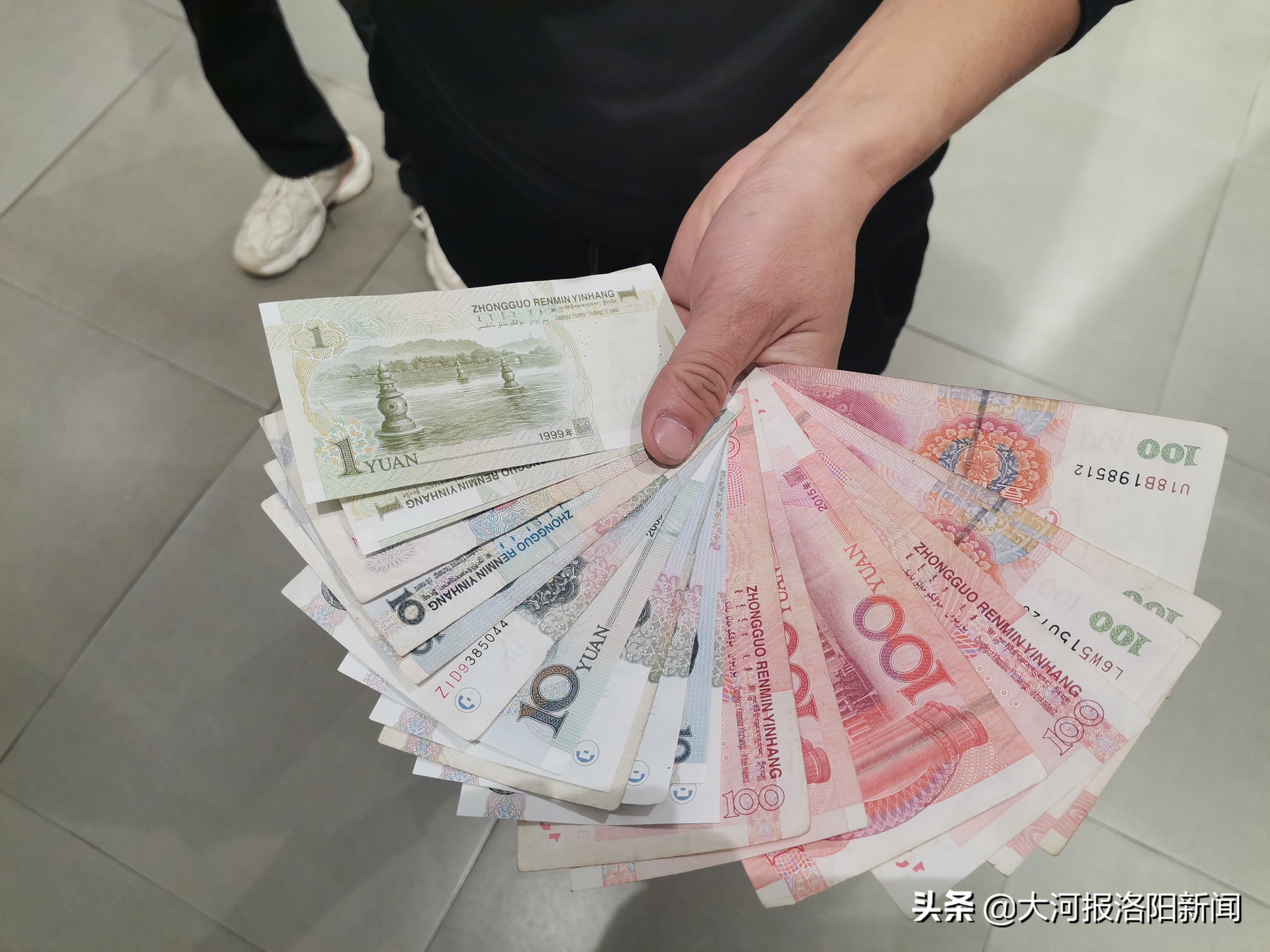 阿迪达斯三杠打官司,男子买阿迪达斯10天坏了