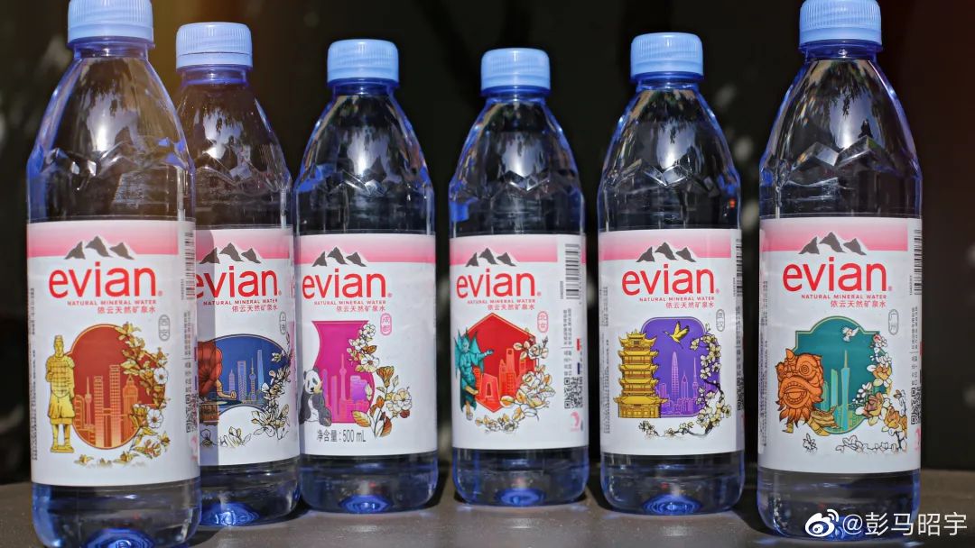 依云矿泉水蓝玻璃瓶,依云矿泉水水中贵族广告