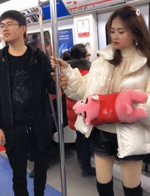 终于下班了搞笑gif图片,搞笑gif上班的时候打瞌睡尴尬了吧