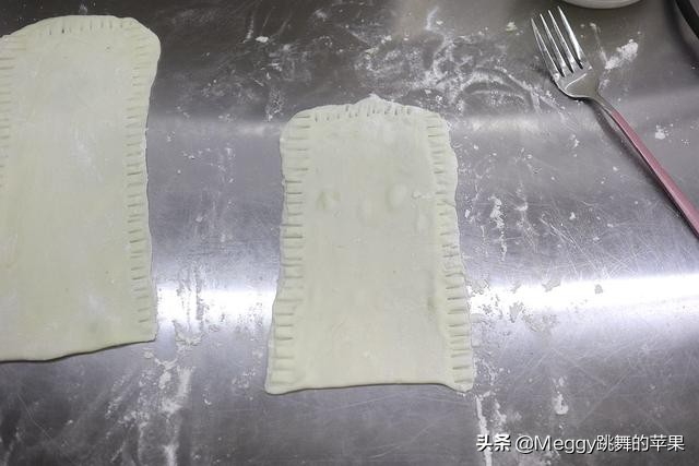 1块面擀一擀，空心烙饼鼓囊囊，夹上烤肉真叫香，国庆假期就吃它