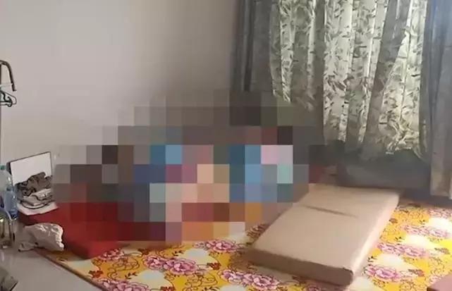 男子晚上给手机充电被电,男子边玩手机边充电