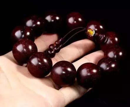 文玩手串是工艺品,值得收藏的小叶紫檀手串