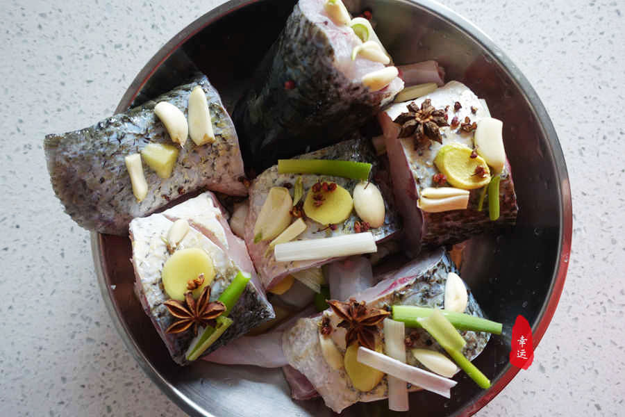 炖鱼的家常做法草鱼炖豆腐,五花肉草鱼炖豆腐怎么做才好吃啊