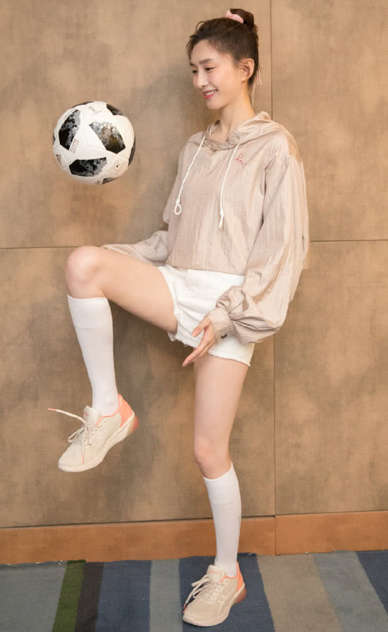 杨超越篮球袜,杨超越李圣经