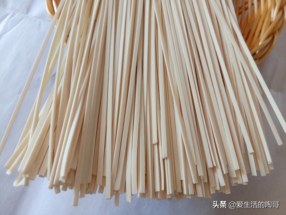 挂面怎么炒才能不会粘锅,煮挂面加盐放油防止粘锅