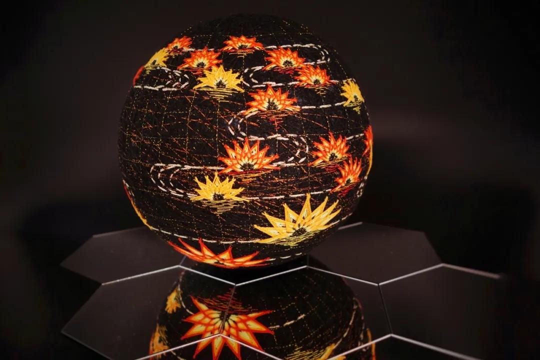 惊艳！“球上刺绣”你见过吗？她在球上绣出二十四节气，无数粉丝为之打call