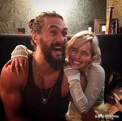 一脱成名的她，竟两次死里逃生。现实中的龙母比戏里更开挂