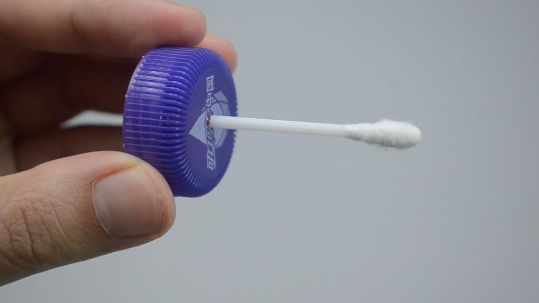 一个塑料瓶一根棉签，教你做自动浇水器，不用担心花草没人浇水了