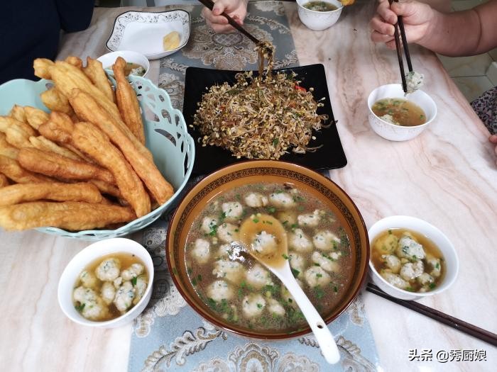 炸油条怎么加入泡打粉,炸油条放鸡蛋好还是不放鸡蛋好