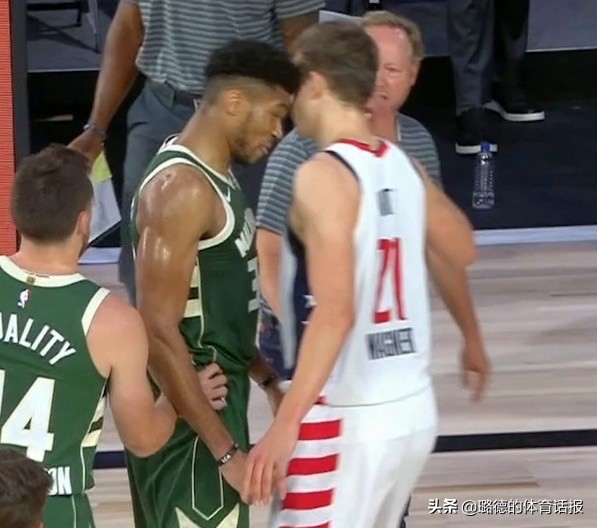 用头撞人！字母哥懊悔不已比尔很不满意球迷：扬尼斯齐达内