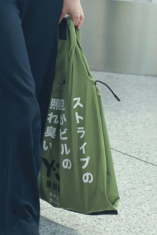 现在的斜挎帆布包还流行吗,还在背水桶包吗