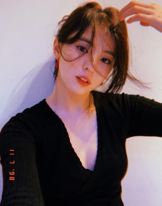 南韩“小宋慧乔”，黑色紧身V领针织衫显气质，越看越喜欢