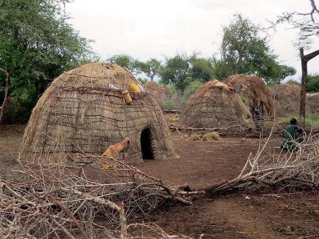 嘴上套盘子的女人,嘴唇挂盘子的女人