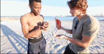 你精通嗑瓜子的艺术了没？当歪果仁开始学中国人嗑瓜子……