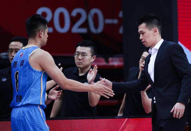 cba方硕绊倒原帅,京媒评价方硕裁判