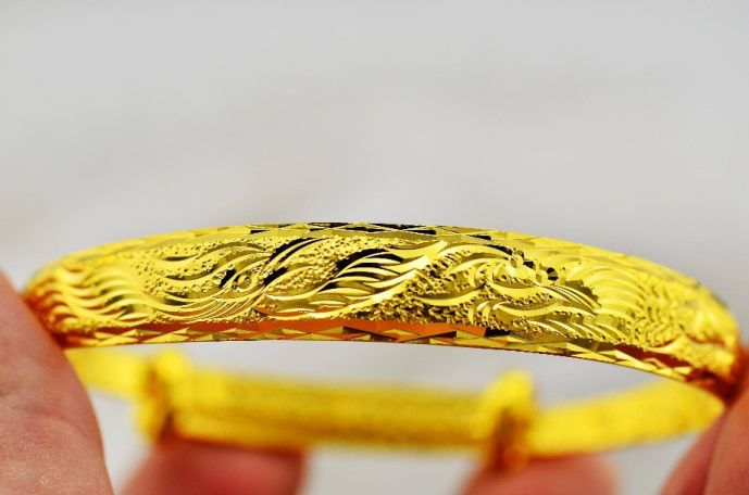 金手镯表面出现锈迹,金手镯发黑是纯度不够吗