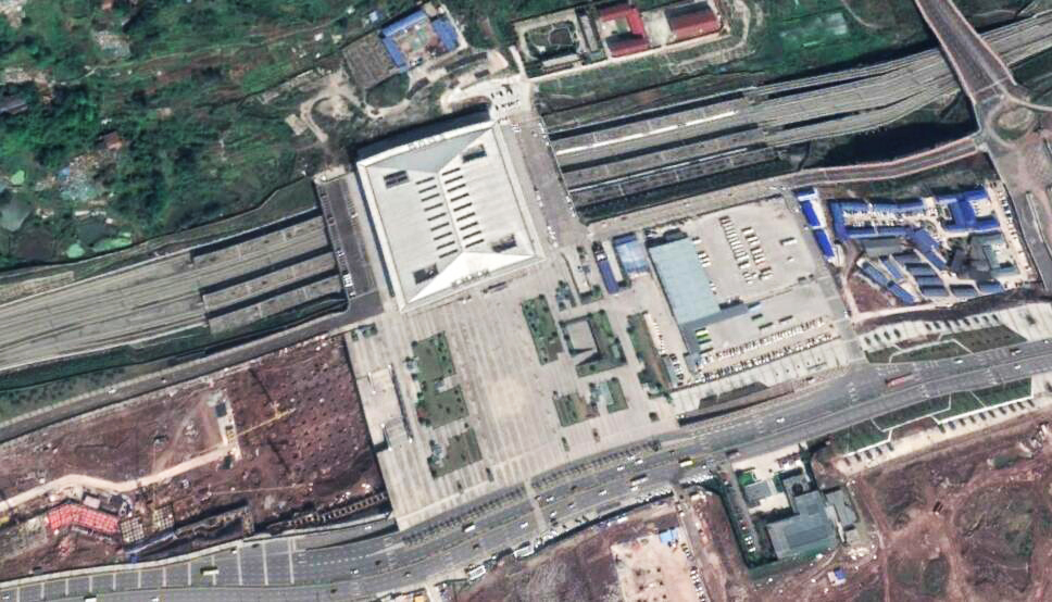 卫星上看重庆万州：沿江而建的山城，城镇形态不太集中