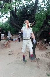 街头健身有些人不懂健身就瞎练,农村大爷习武健身一身肌肉